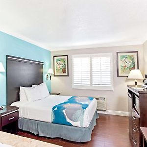 Queen Studio Suite Spa Bath
